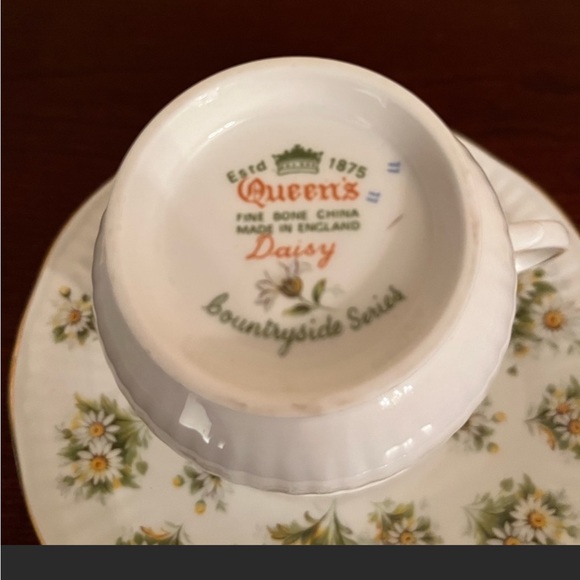 614. VINTAGE QUEEN’S BONE CHINA CUP & SAUCER SET - Picture 3 of 5